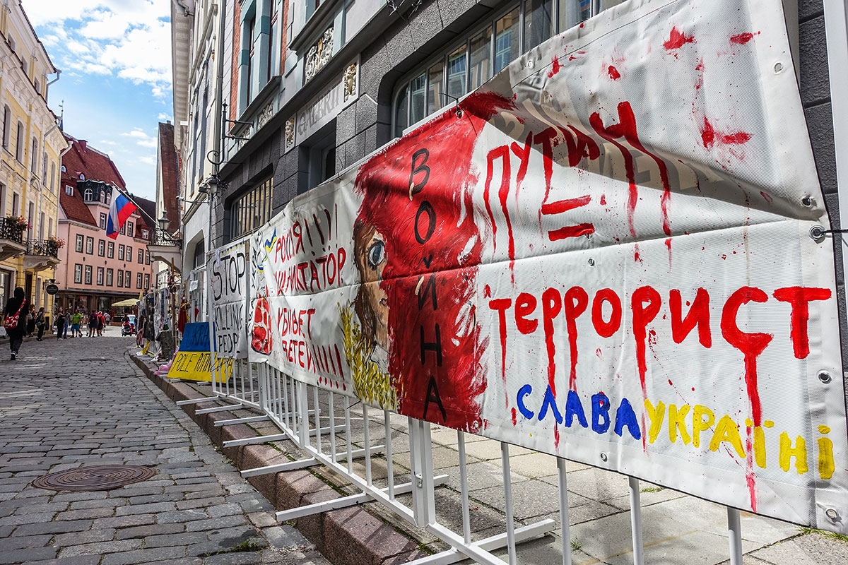 Protestplakate vor der russischen Botschaft in Tallinn