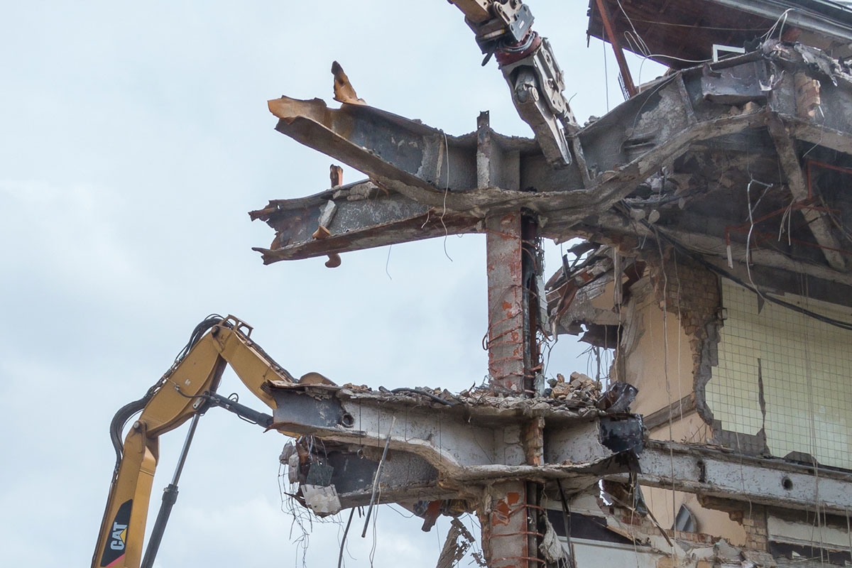 Bagger reißen ein Haus ab