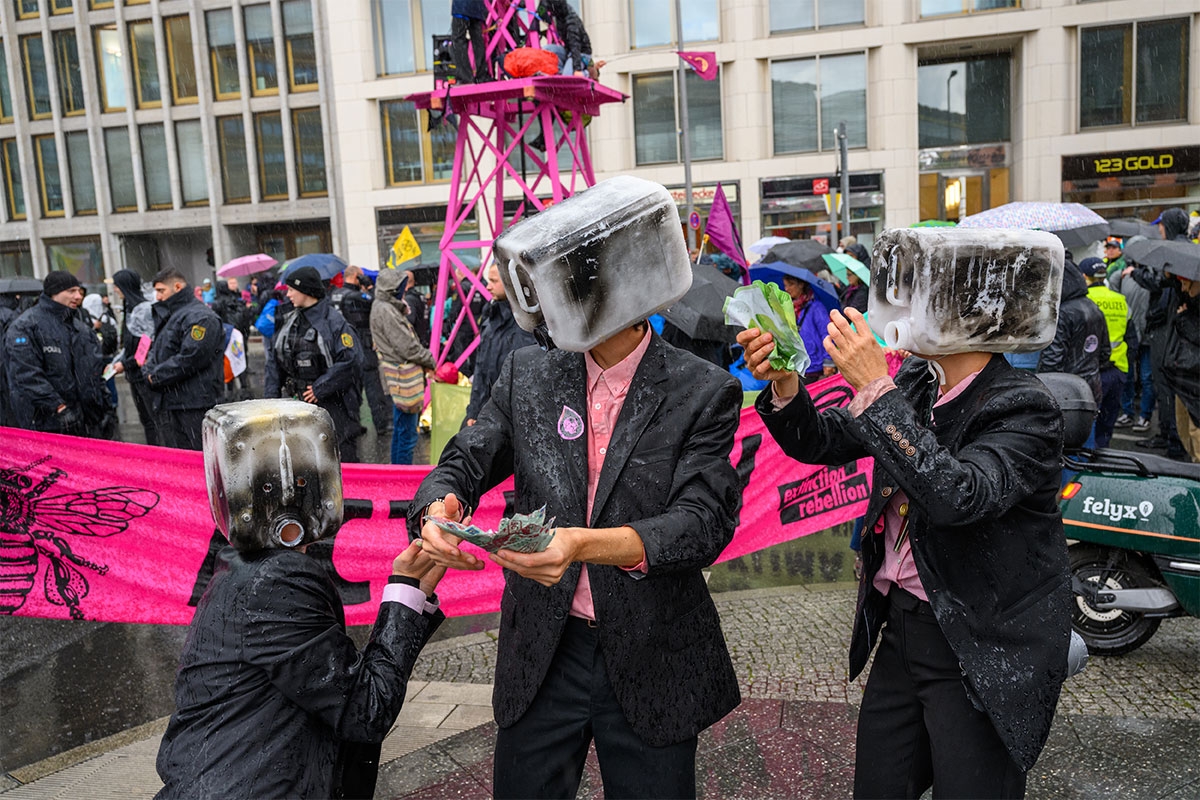  Anhänger der Gruppe Extinction Rebellion auf dem Potsdamer Platz. Berlin, 19. September