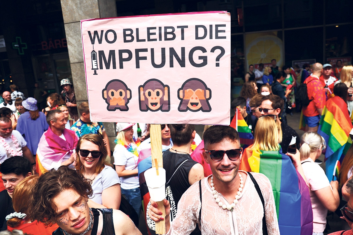 Schild mit Aufschrift "Wo bleibt die impfung?" und den 3 Affen