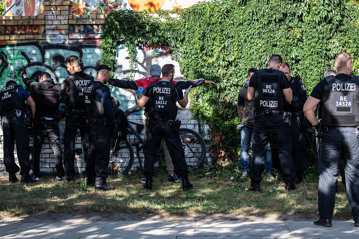 Polizisten kontrollieren mutmaßliche Drogendealer in Berlin-Kreuzberg