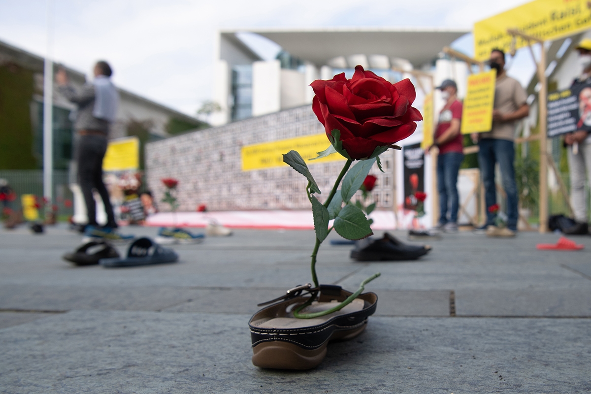 Rose in einem Schuh bei einer Kundgebung gegen das iranische Regime in Berlin