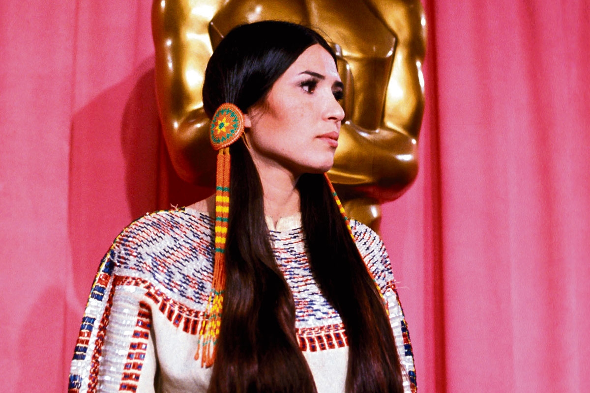 Sacheen Littlefeather bei ihrer Rede während der Oscar-Verleihung 1973