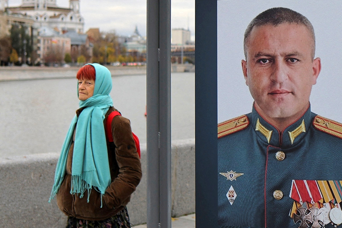 Passantin vor einem Plakat eines russischen Soldaten im Zentrum Moskaus