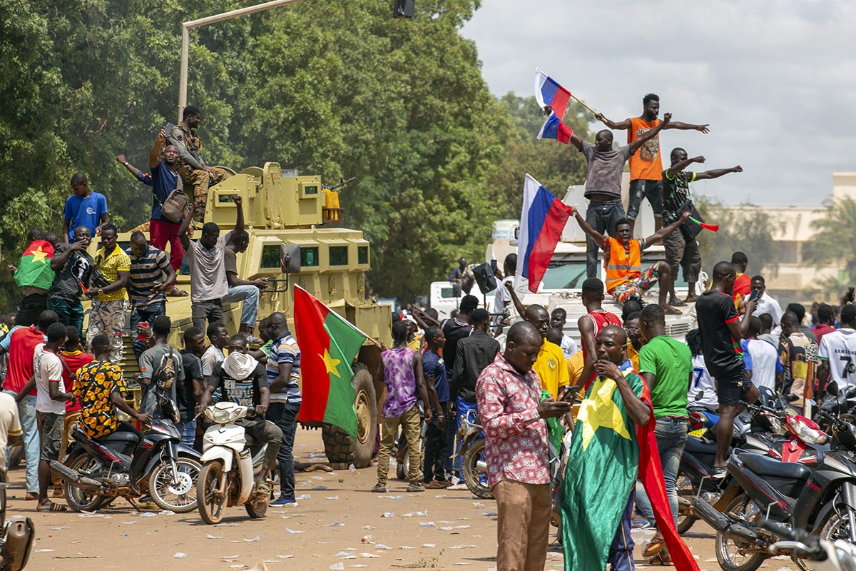 Unterstützer von Hauptmann Ibrahim Traoré auf einer Jubeldemonstration in Ougadougou