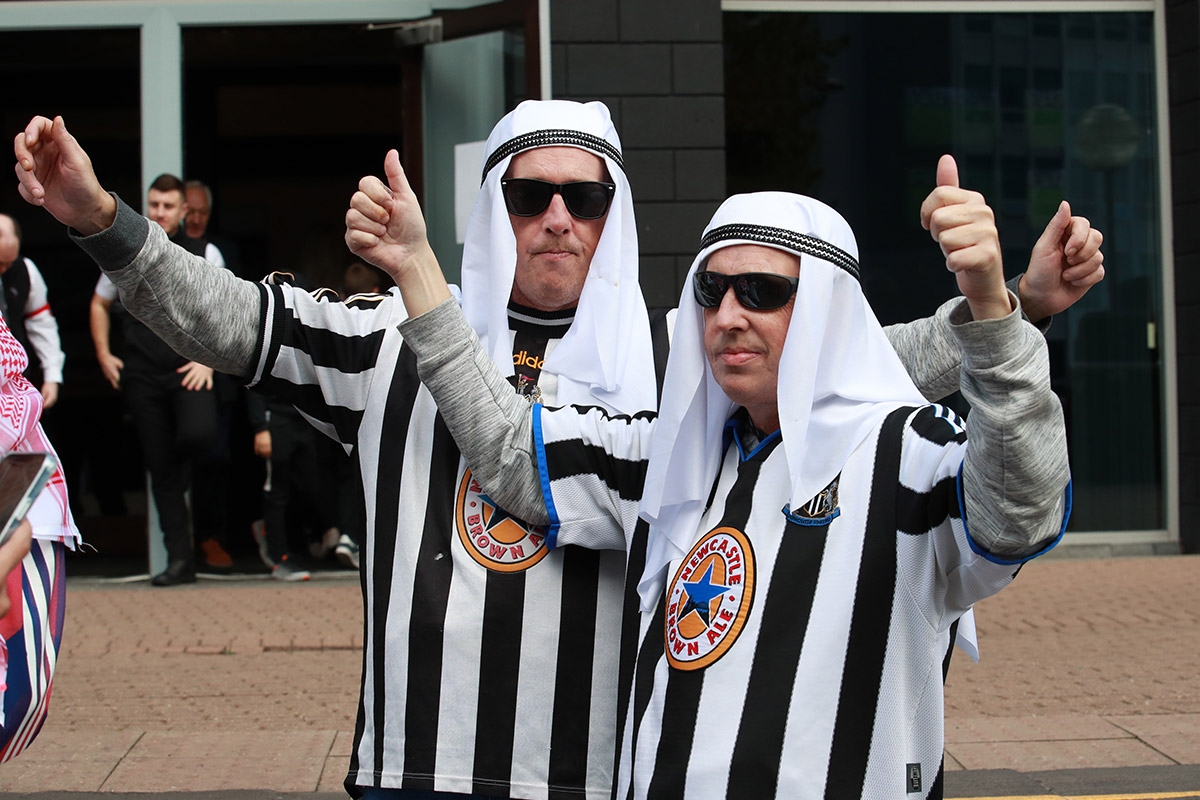 Zwei Fußballfans mit Sonnenbrillen und Kufiya