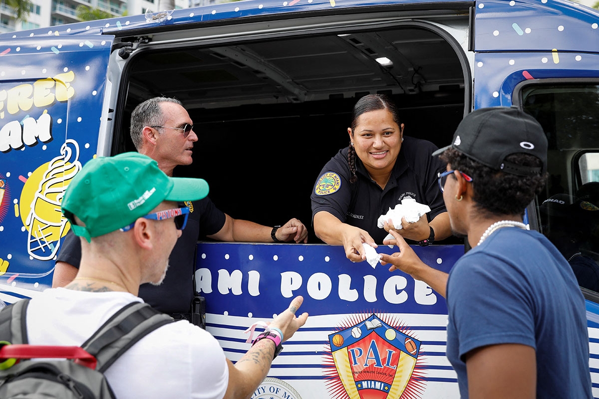 Polizisten verkaufen Eis aus einem Eiswagen