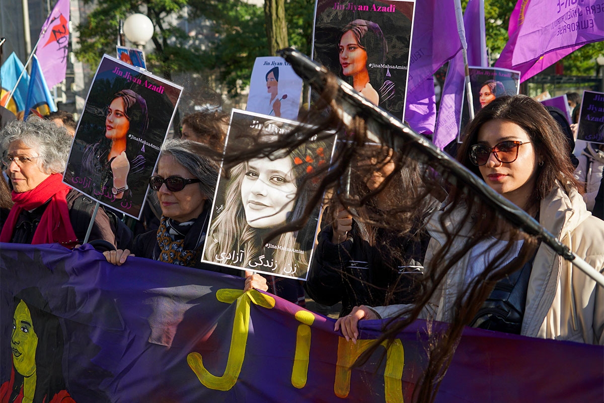 Frauen mit Transparent und Plakaten