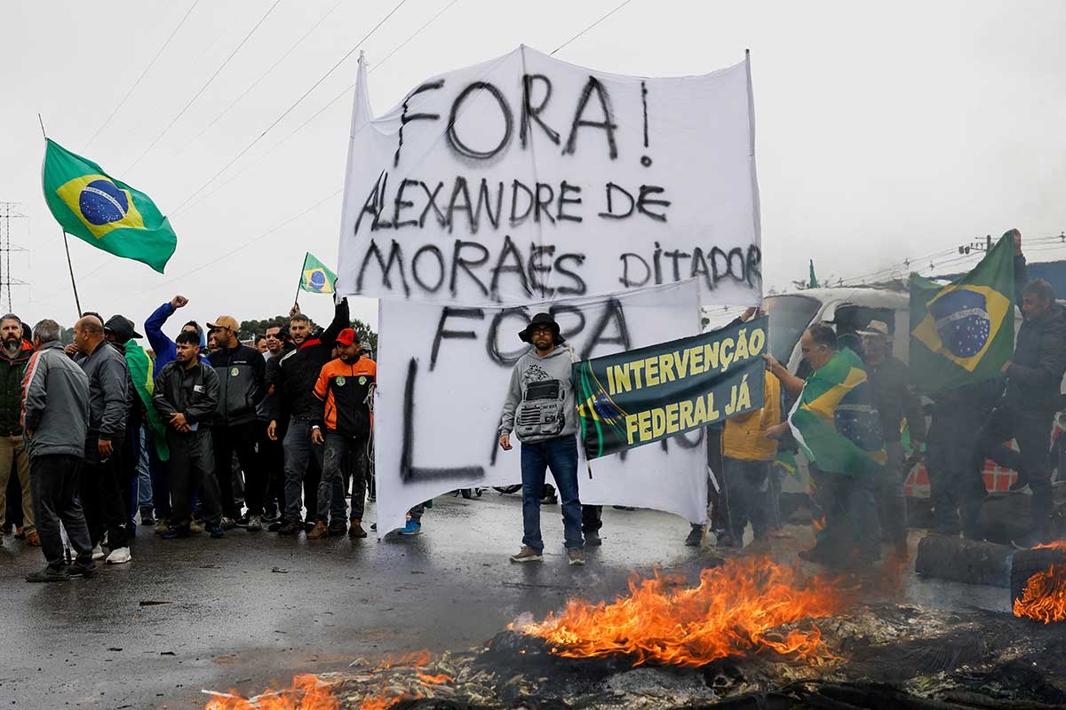 Demonstrierende mit Transparenten und brasilianischen Flaggen