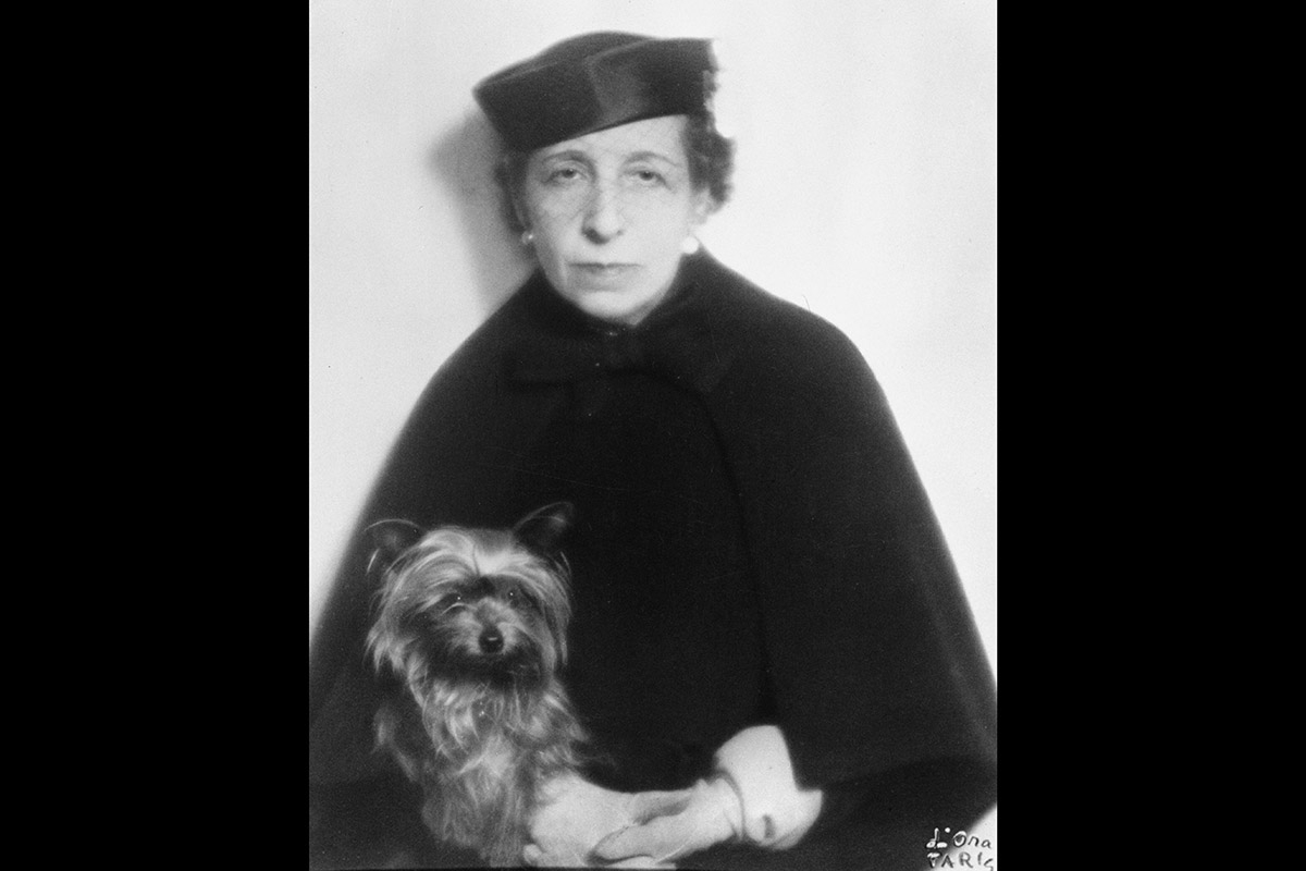 Dora Kallmus mit ihrem Hund