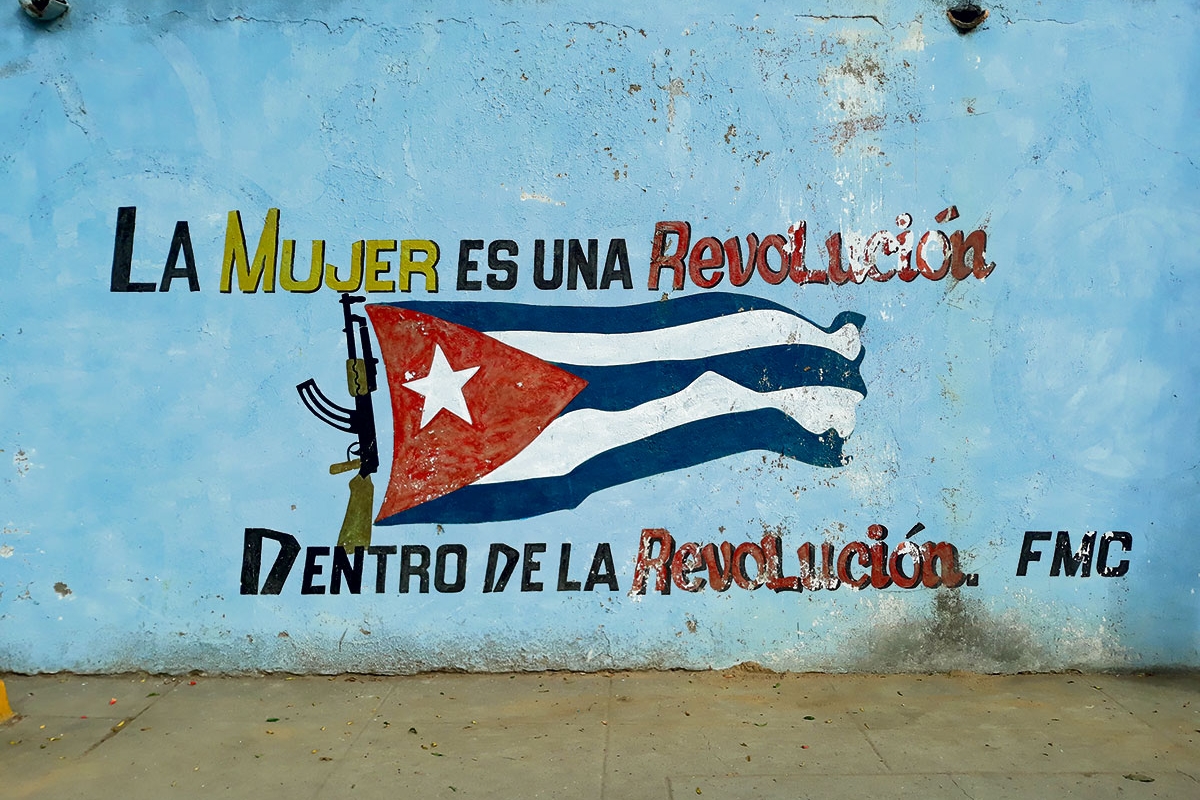 Wandbild in Havanna "Mujer es una Revolucion"