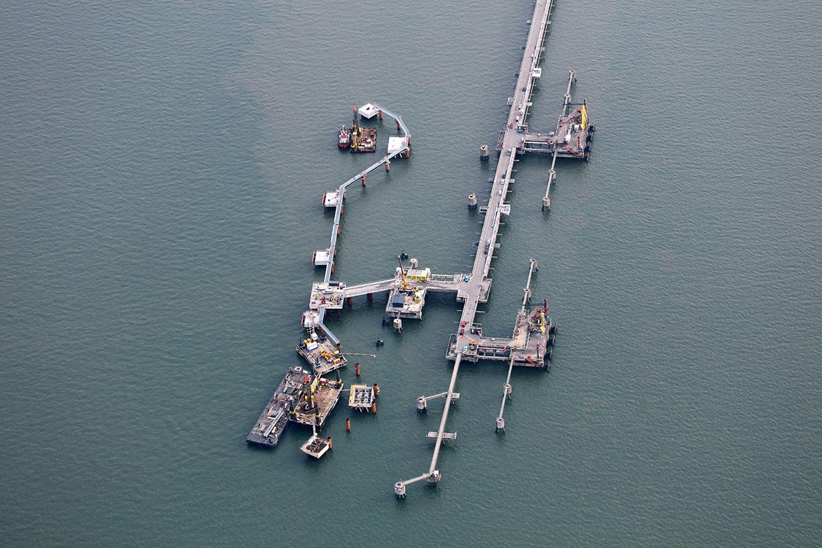 Ein schwimmendes LNG-Terminal aus der Luft