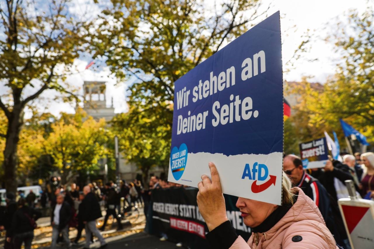 Demonstrantin mit Plakat "Wir stehen an deiner Seite. Afd"