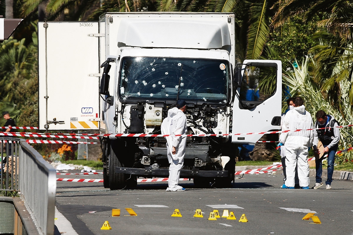 Ein zerstörter LKW nach dem Attentat in NIzza 2016