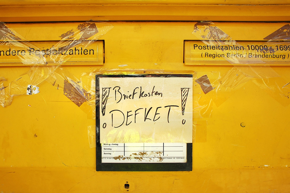 Briefkasten mit der Aufschrift "defekt"