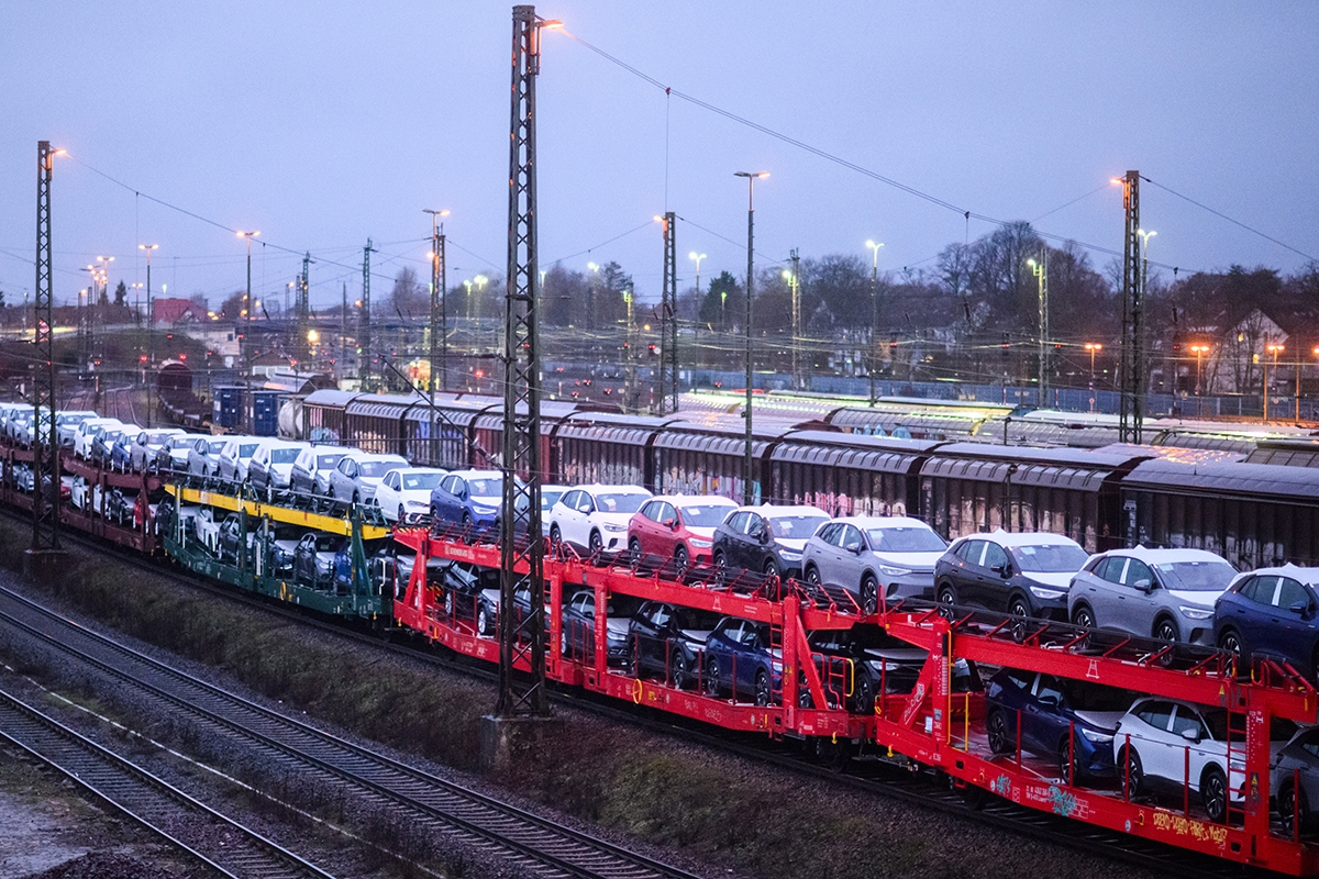 Neue Autos auf einem Autozug