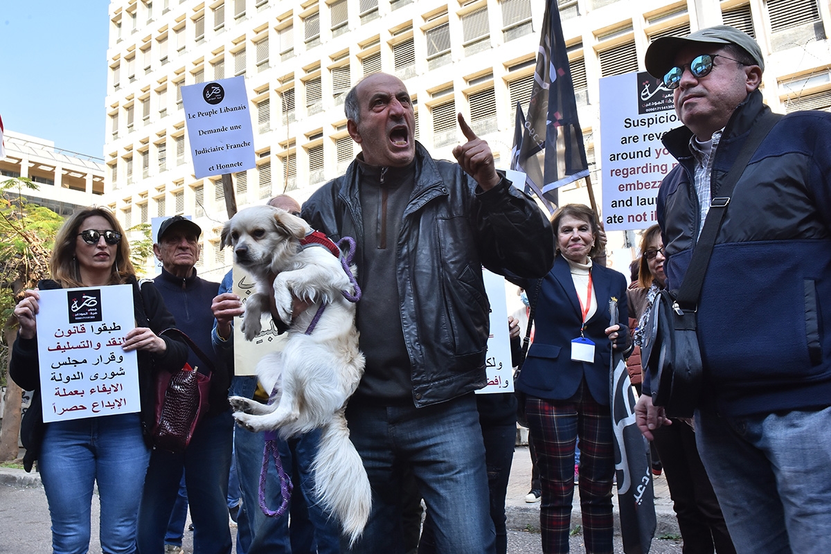 Demonstrant mit Hund