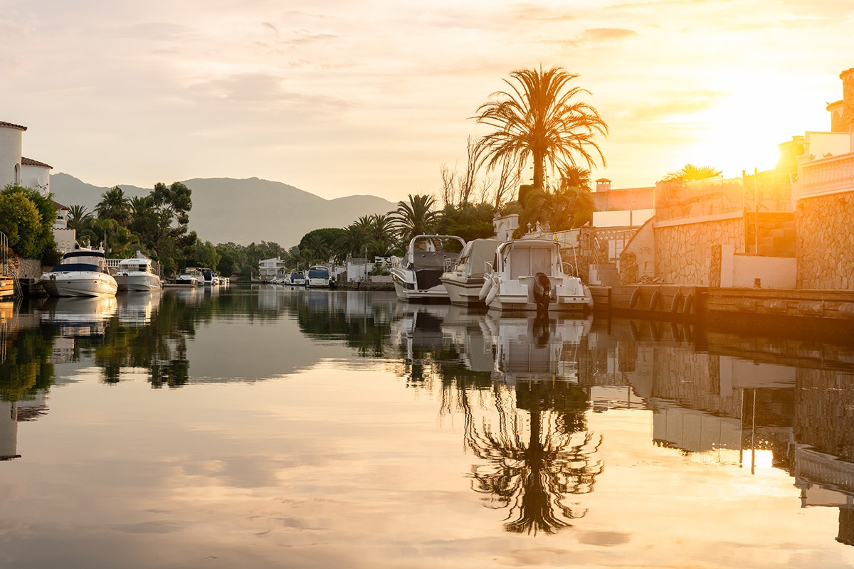 Yachten mit Palmen und Sonnenuntergang