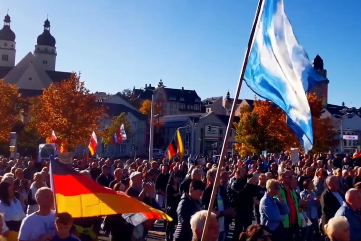 Deutschlandfahnen bei Demonstration