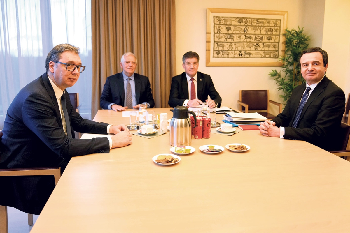 Der serbische Präsident Aleksandar Vučić (l.) und der kosovarische Ministerpräsident Albin Kurti (r.) verhandeln unter Vermittlung der EU in Brüssel, 27. Februar