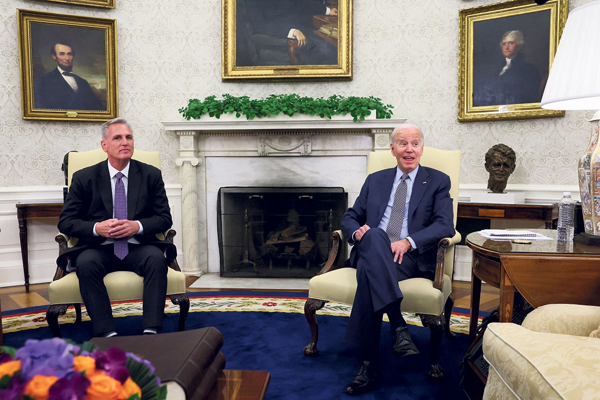 Kevin McCarthy (l.), der republikanische Sprecher des Repräsentantenhauses, bei Verhandlungen mit Joe Biden im Weißen Haus