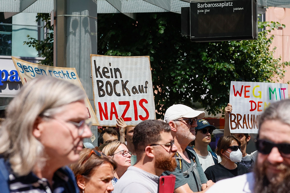 Demostrierende in Würzburg mit Schild "Kein Bock auf Nazis"