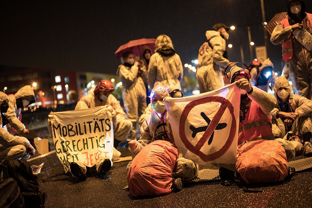 Blockade der LKW-Zufahrt des DHL-Terminals am Flughafen Leipzig/Halle