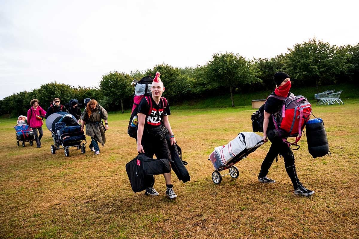 Punks von der »Aktion Sylt« beziehen am 23. Juli ihr Protestcamp in Tinnum