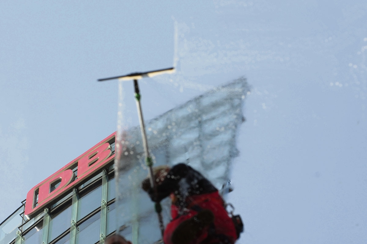 Eine Reinigungskraft säubert eine Glasfassade am Potsdamer Platz, 2009