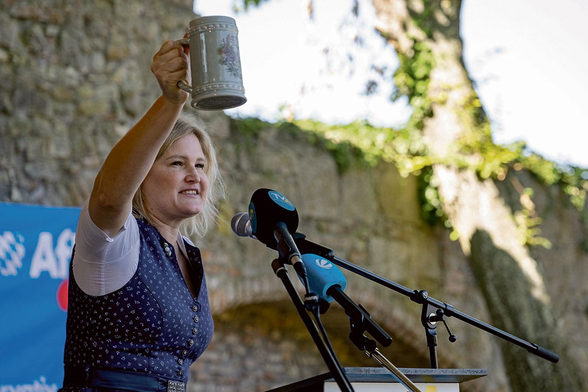 Katrin Ebner-Steiner von der AfD beim Frühschoppen ihrer Partei beim Gillamoos