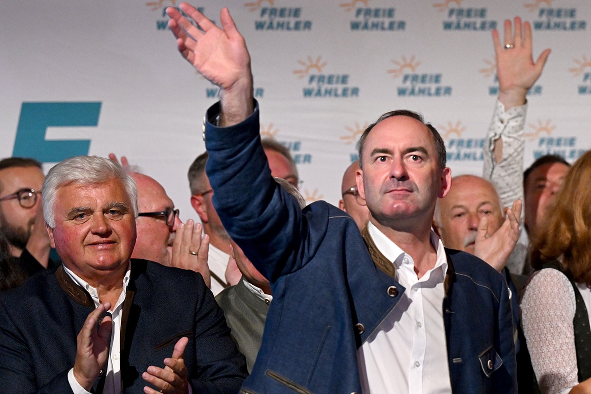 Hubert Aiwanger winkt vor seiner Rede beim Politischen Frühschoppen Gillamoos