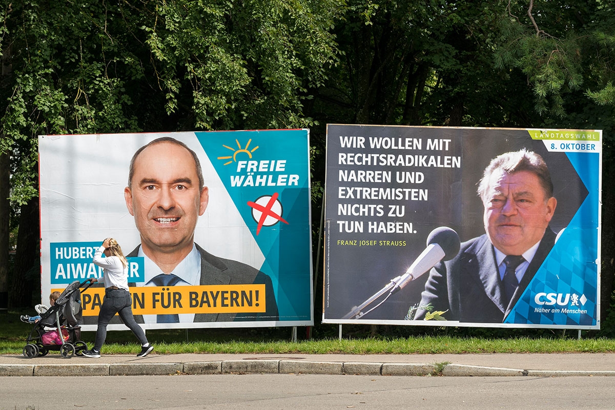 Wahlplakate mit Aiwanger und Strauß