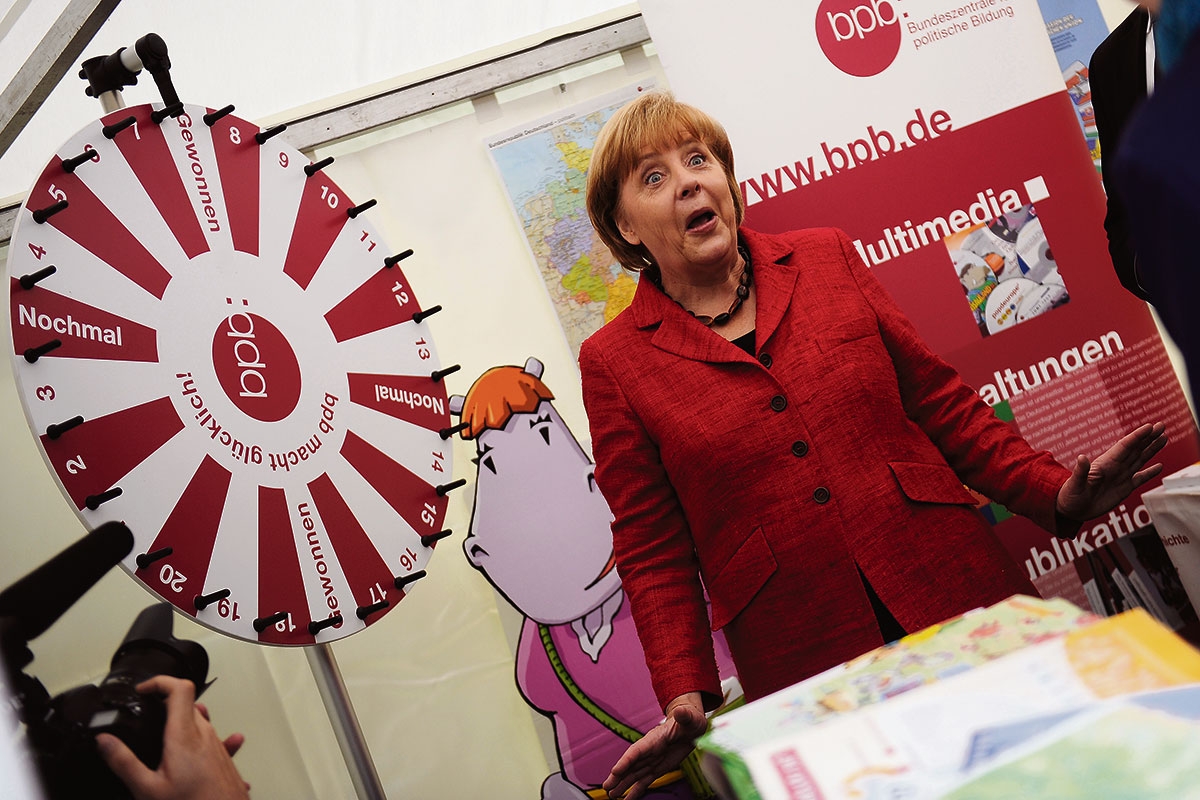 Angela Merkel am Glücksrad der Bundeszentrale für politische Bildung, Bonn, 29. März 2013