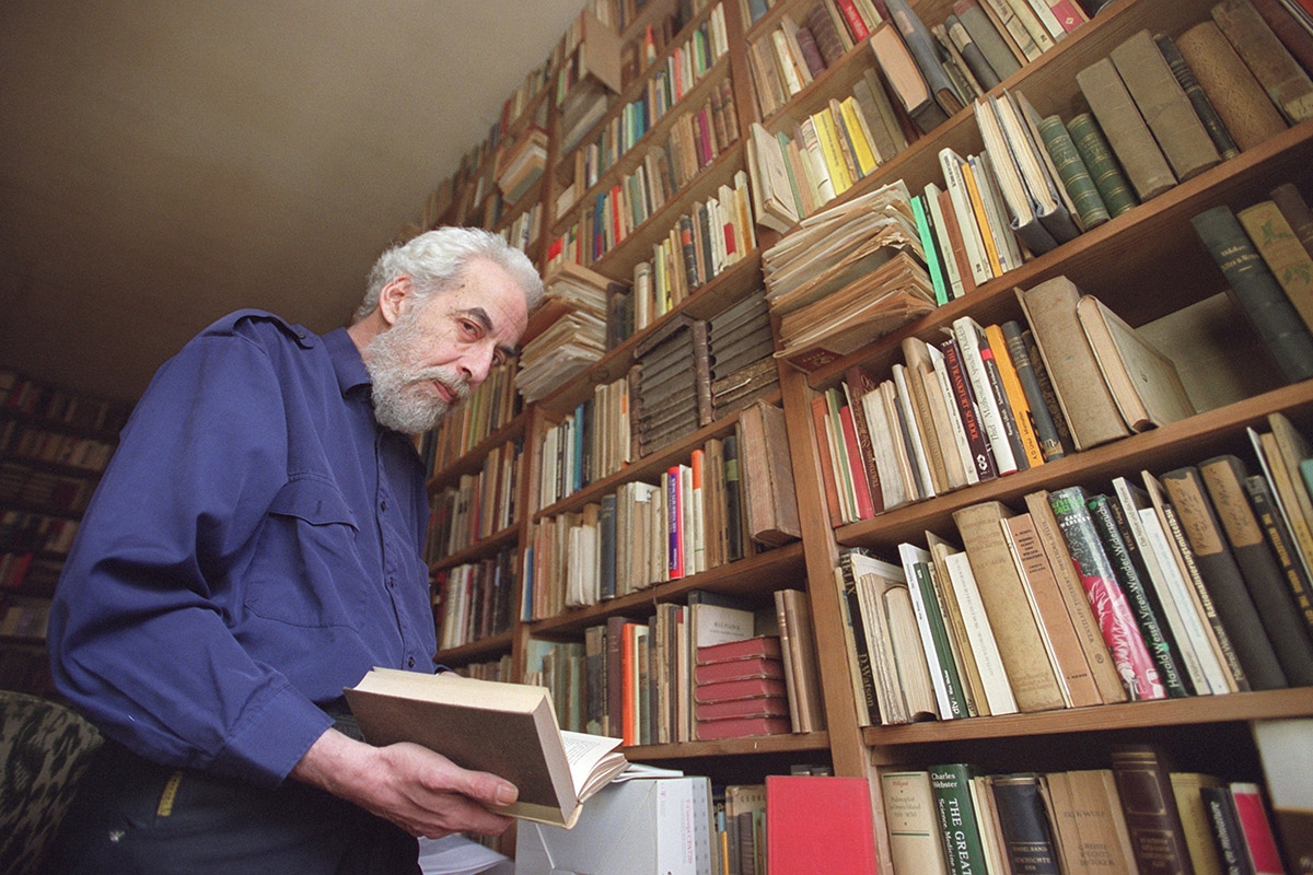 Thomas Kuczynski zu Hause, vor einem riesigen Bücherregal