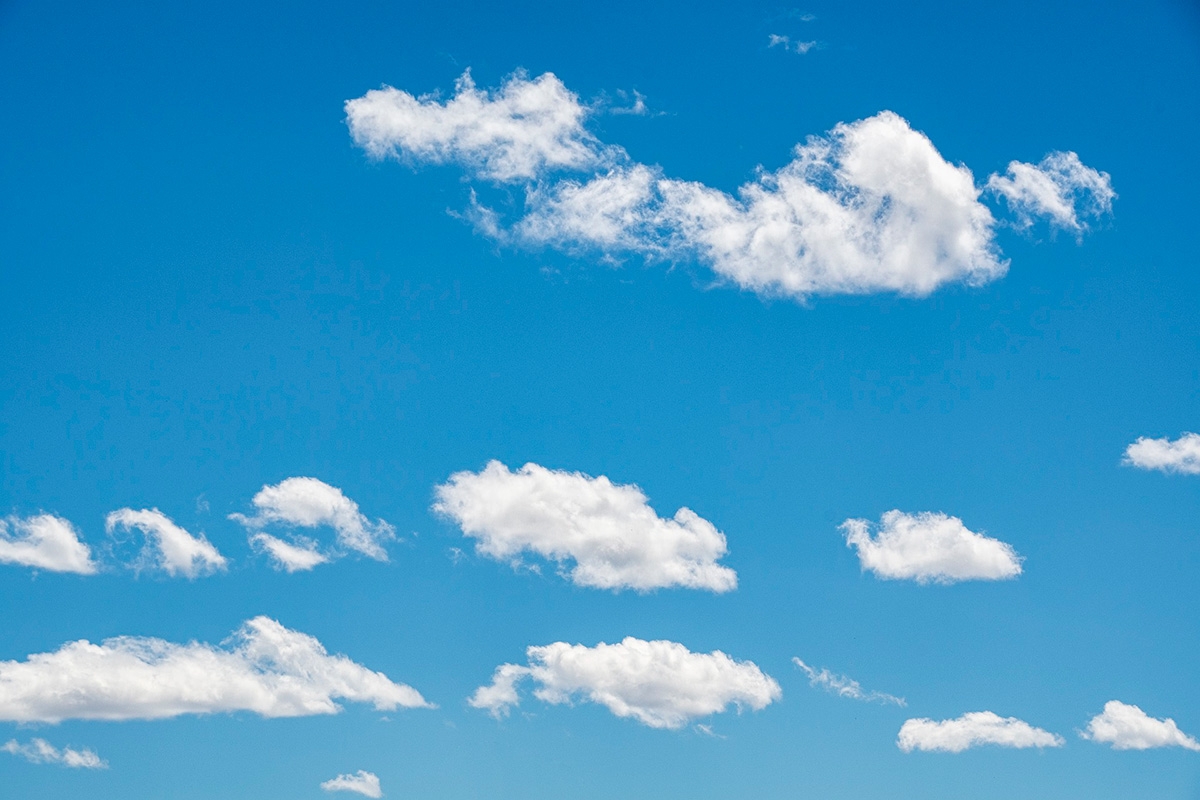 Blauer Himmel mit Wolken