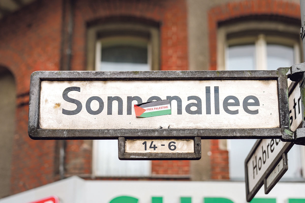 Sonnenallee-Straßenschild mit "Free Palestine"-Aufkleber, 24. Oktober