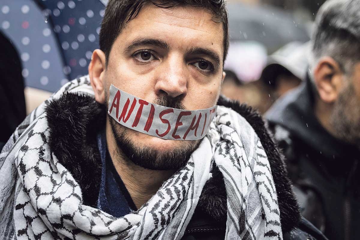  Ein Mann auf der antiisraelischen »Demonstration für Menschenrechte« am 4. November in Düsseldorf mit Panzertape über den Mund, auf dem "Antisemit" steht