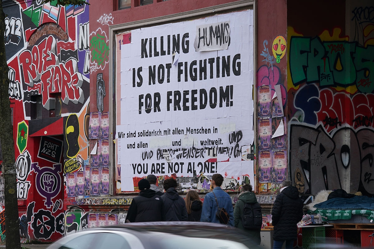 Statt »Killing Jews« war plötzlich »Killing Humans« zu lesen. Plakat an der Roten Flora in Hamburg