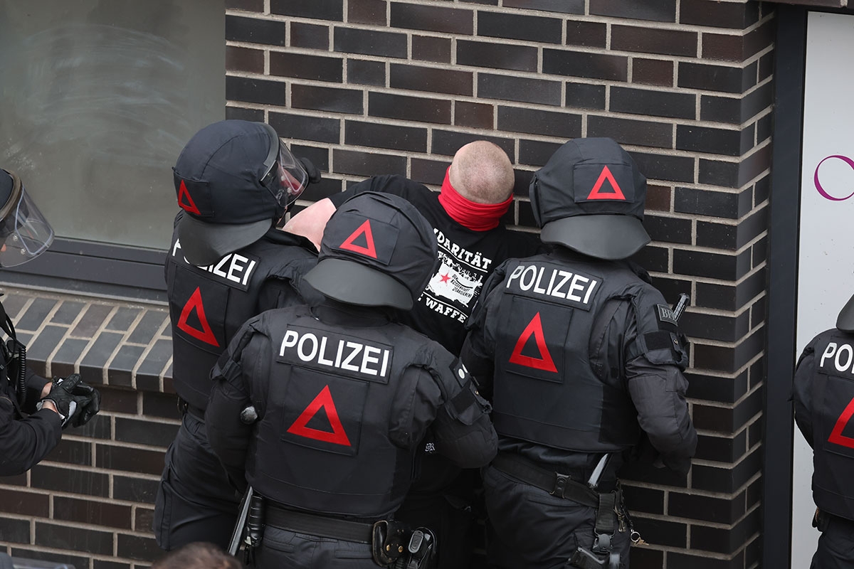 Irgendwas mit Rot und Schwarz. Polizisten nehmen am Rand der Nazi-Demo in Gera am 1. Mai einen Gegendemonstranten fest