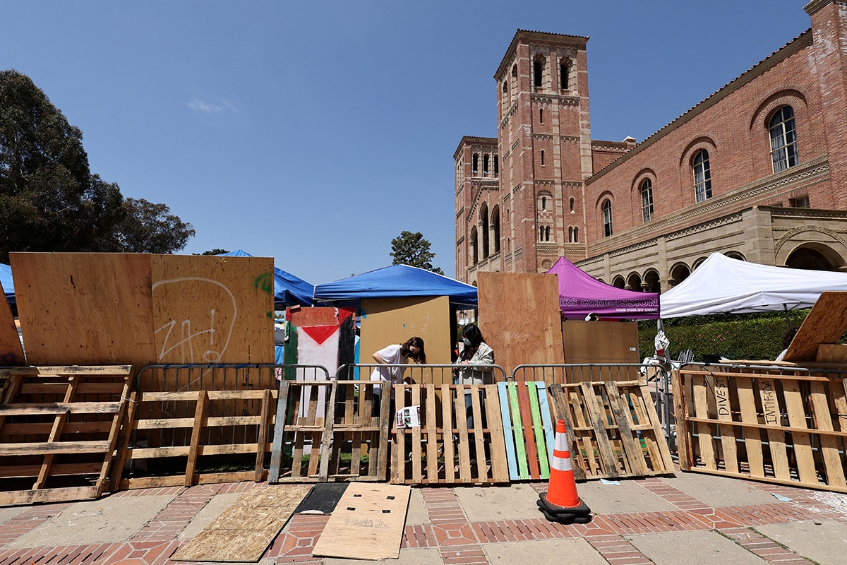 Praktisches Studium. Studenten der UCLA bauen Barrikaden und hetzen gegen Israel, Los Angeles, 1. Mai