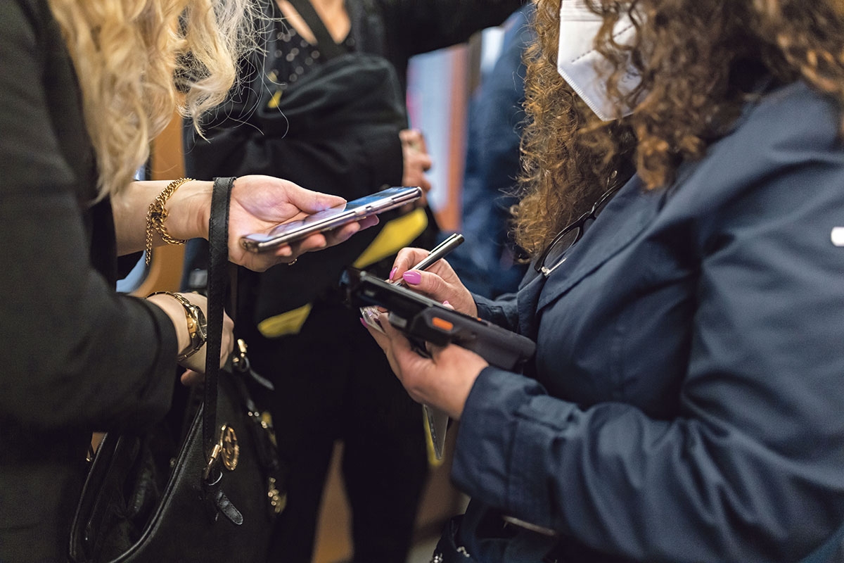 Einmal die Fahrscheine bitte. Eine Kontrolleurin prüft in der Nürnberger U-Bahn die Fahrkarten