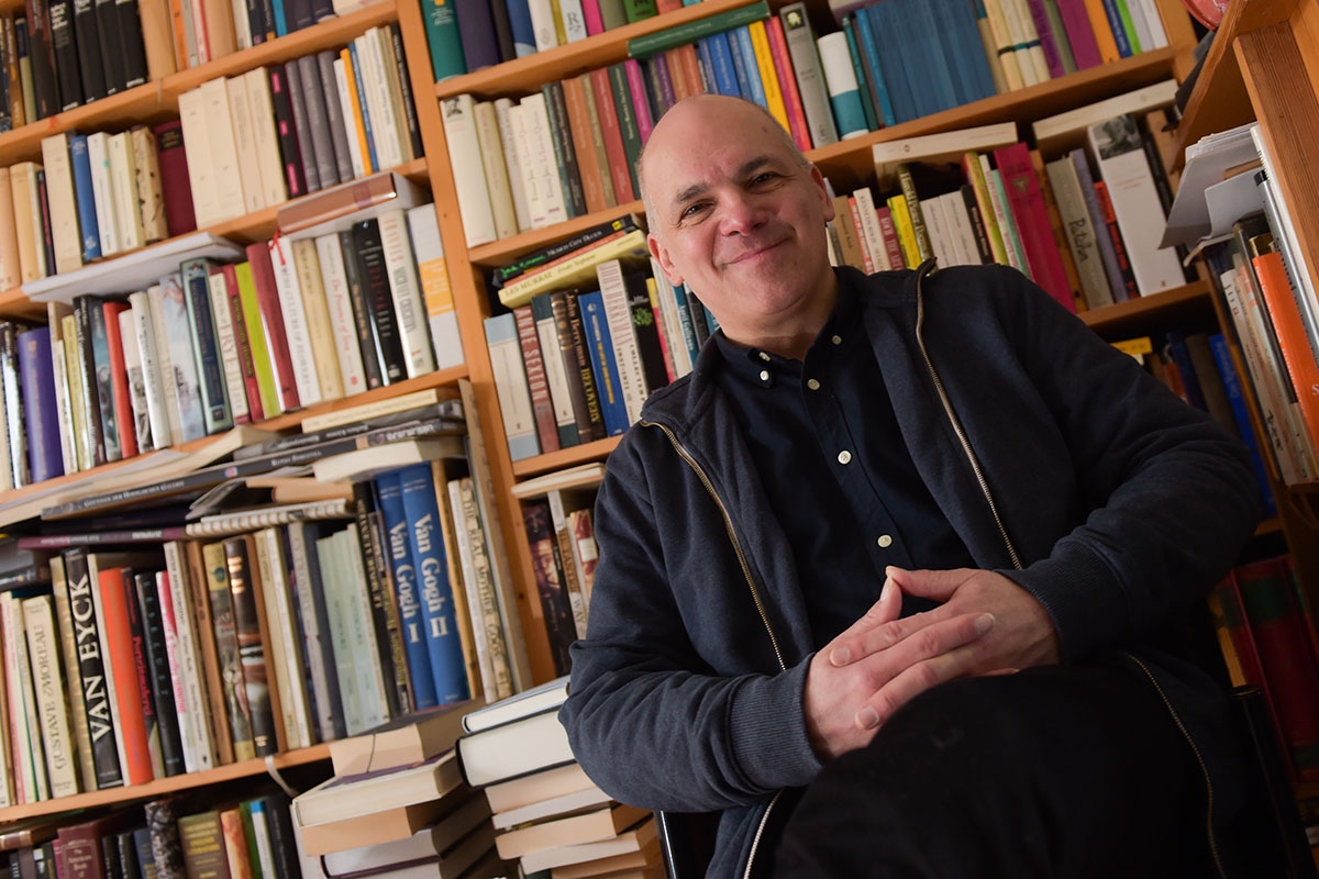 Frank Witzel, hier bei einem Interview in seiner Wohnung in Offenbach (Hessen), 2016