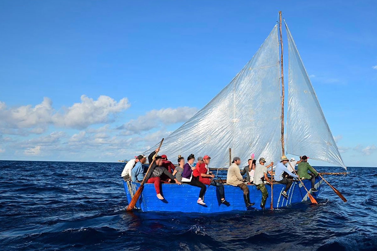 Hunderttausende Menschen haben in den vergangenen Jahren Kuba verlassen. Flüchtlinge auf einem kaum seetüchtigen Boot in der Karibik, September 2022