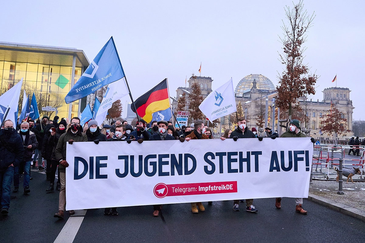 »Die Jugend steht auf«, behauptet die AfD-Jugendorgansiation »Junge Alternative« - erst gegen das Impfen, nun gegen Ausländer, Arbeitslose und Israel