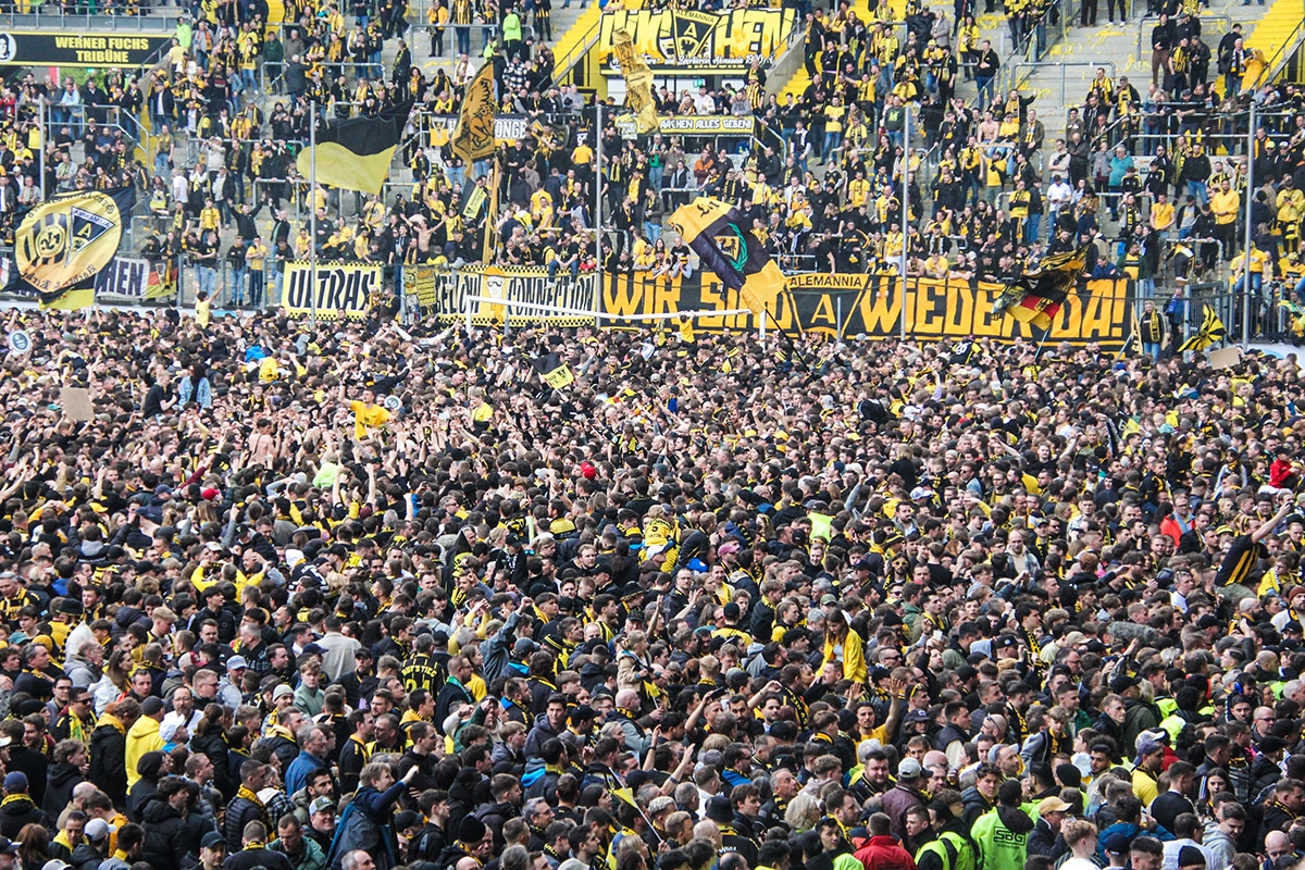 Alemannia-Ultras mit der Mottofahne »Wir sind wieder da – Super Alemannia« am 27. April 2024 im Stadion Tivoli in Aachen