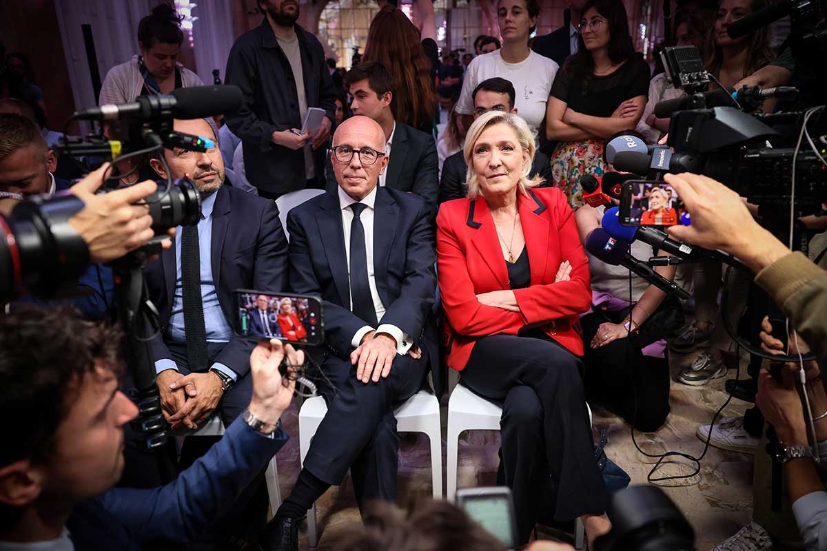 Da passt kein Blatt dazwischen: Èric Ciotti (2. v. l.) und Marine Le Pen bei einer Pressekonferenz am 24. Juni in Paris. Der rechte Flügel der Konservativen unter Ciottis Führung kooperiert mit Le Pens Rassemblement national