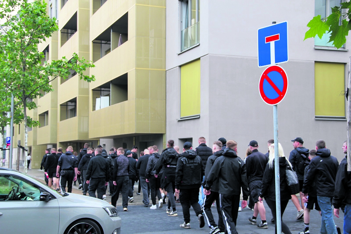 Auf dem falschen Weg. In Dresden versuchten rechtsextreme Jugendliche am 1. Juni, den Christopher Street Day zu stören