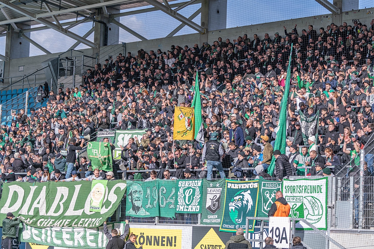 Für manche spannender als die EM. Die Fans des BSG Chemie Leipzig beim Spiel gegen den Chemnitzer FC im Februar