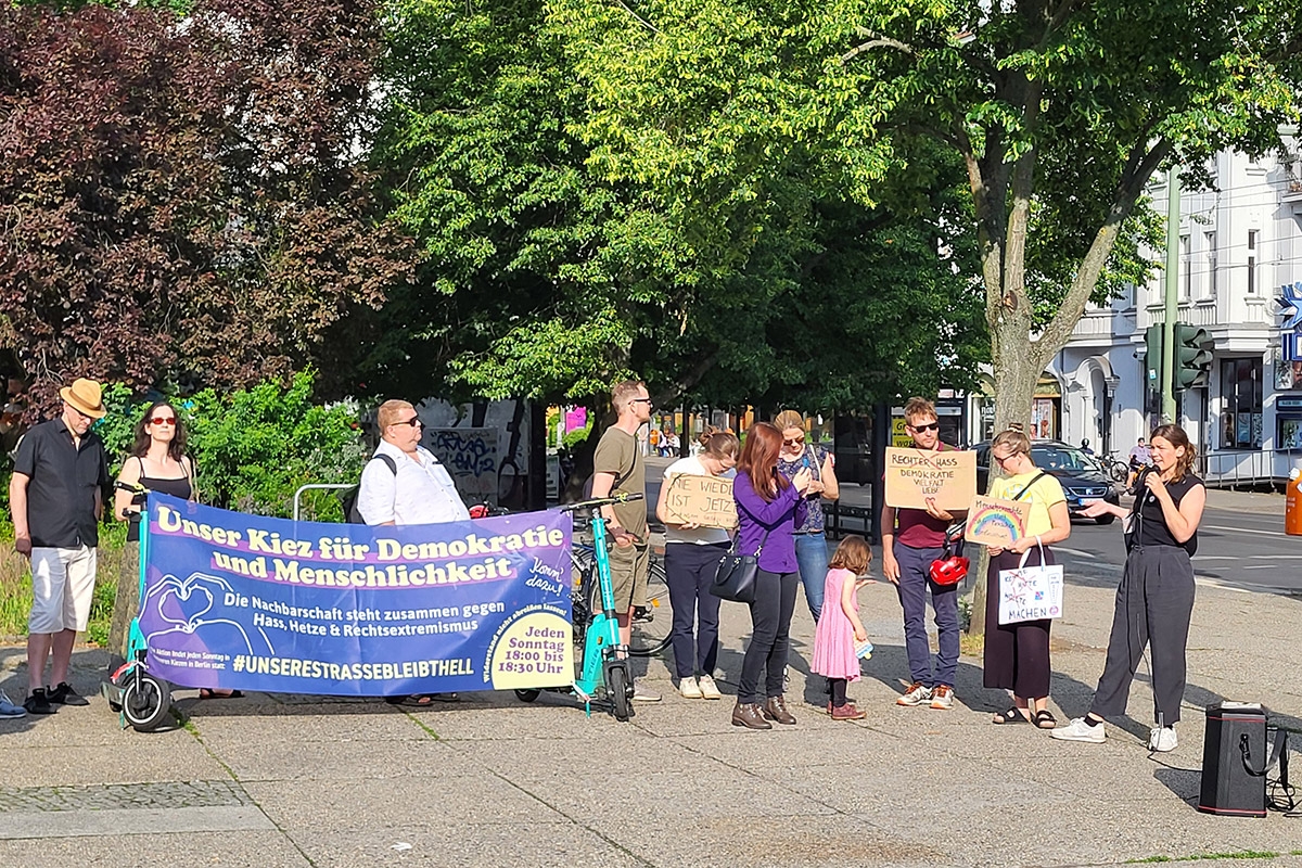 Gegen rechts. Mahnwache in Niederschönhausen mit Anne Adam (r.)