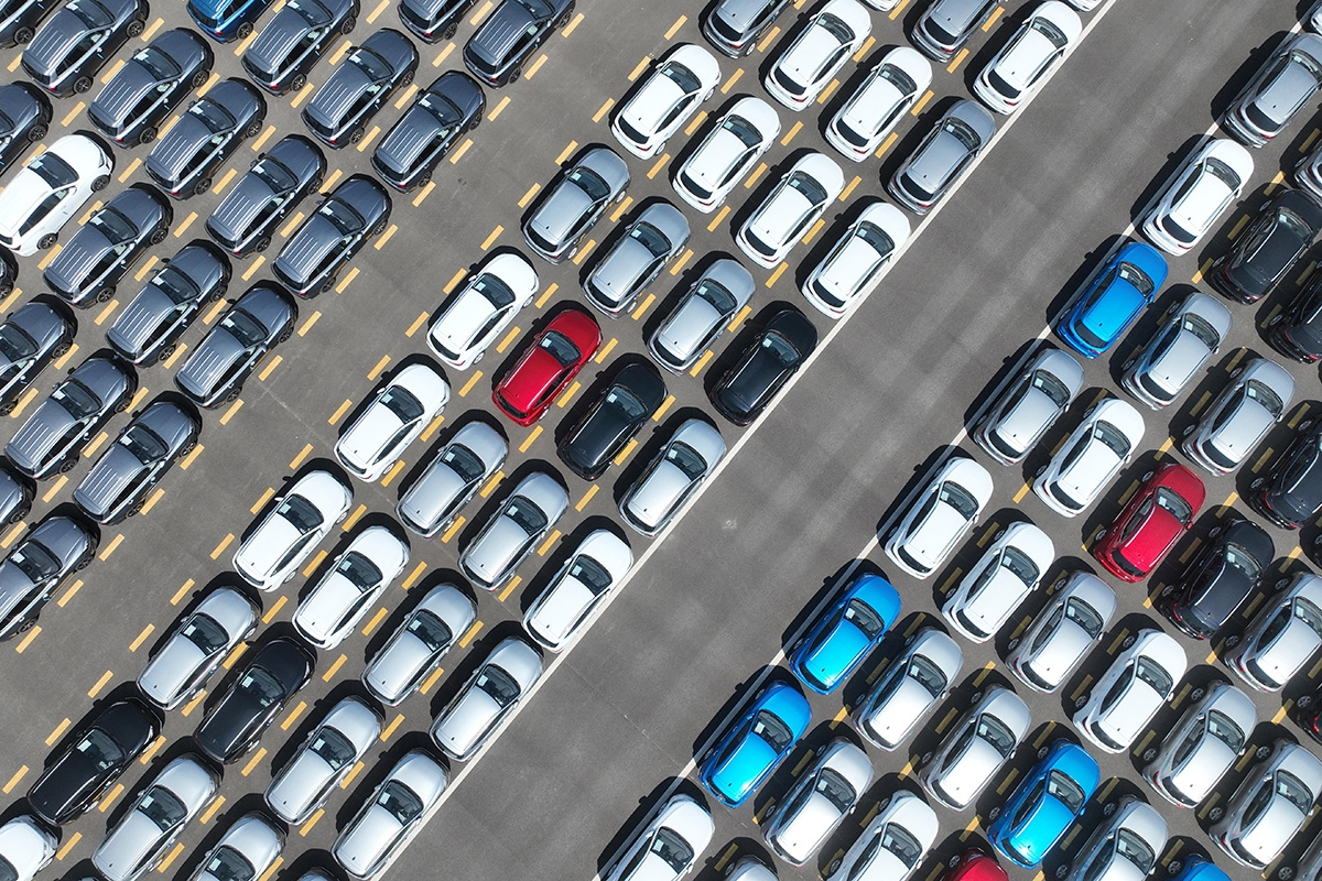 Zu viele für den Binnenmarkt. Elektroautos des chinesischen Konzerns BYD warten im Hafen von Lianyungang auf die Verschiffung